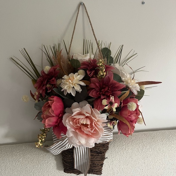 Handmade basket floral arrangement - Picture 4 of 4